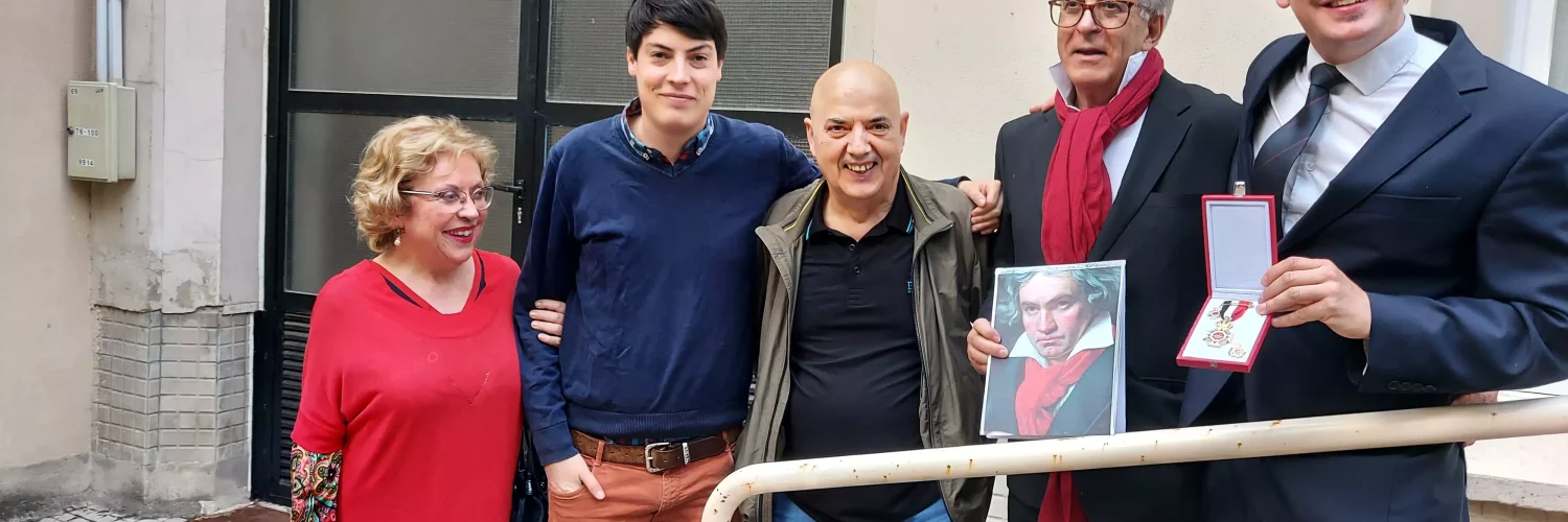 Miembros de la Asociación Histórica Batalla de Vitoria Fotografía: Maribel Arana, Íñigo Montoya, Francisco Góngora, Patxi Viana y Luis Orduña director de la Banda Municipal de Música de Vitoria Gasteiz.