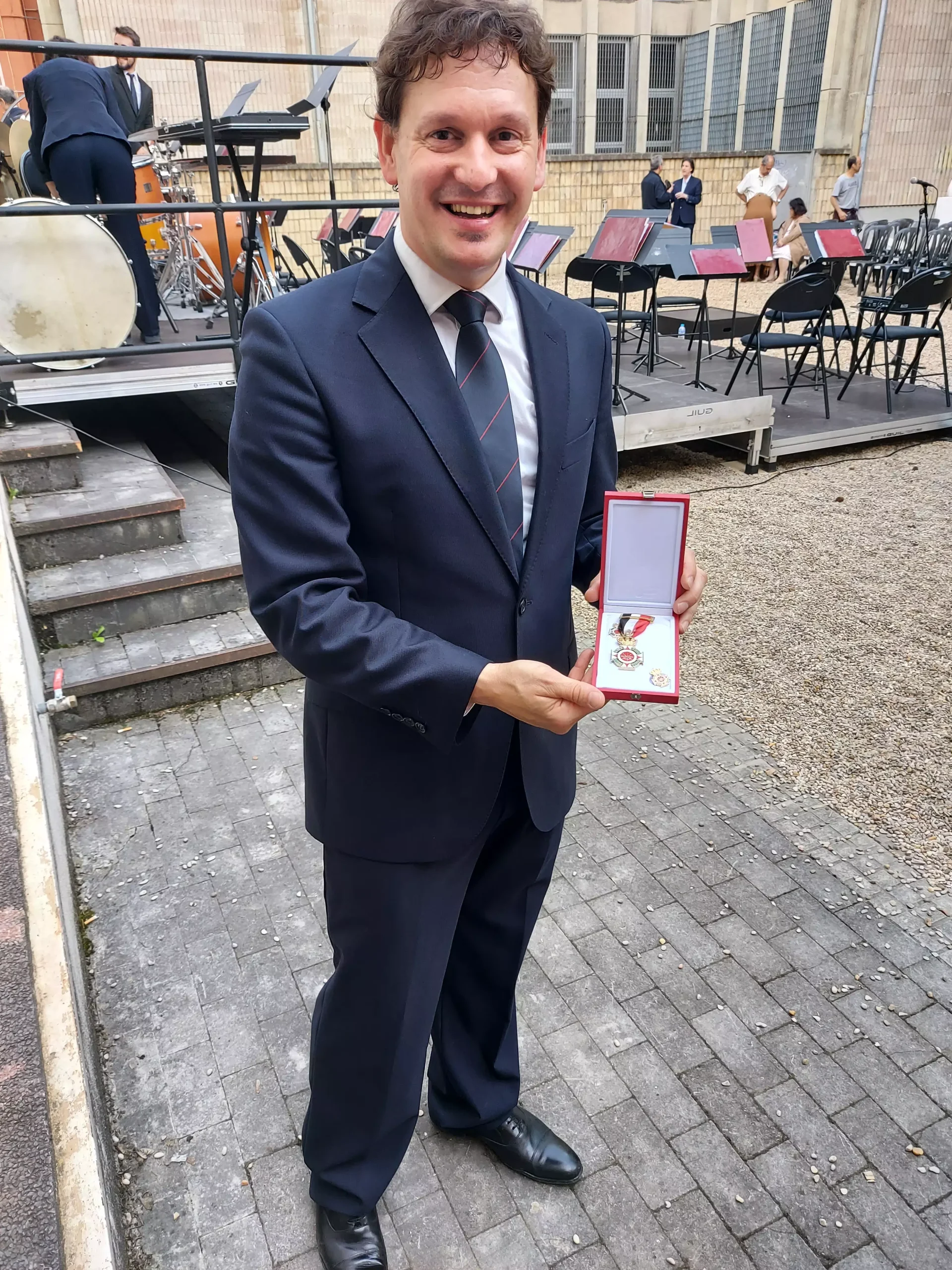 Asociación Histórica Batalla de Vitoria Fotografía: Luis Orduña director de la Banda Municipal de Música de Vitoria Gasteiz, entrega de la Medalla