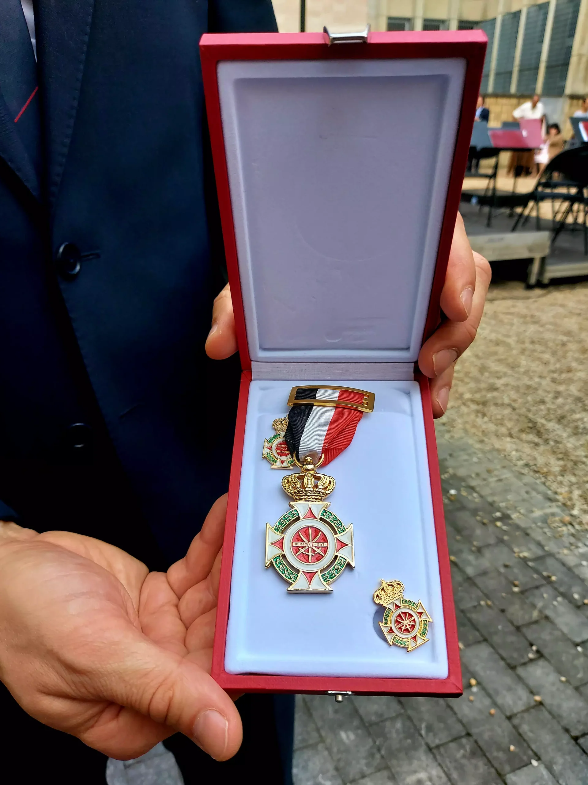 Asociación Histórica Batalla de Vitoria Fotografía: Luis Orduña director de la Banda Municipal de Música de Vitoria Gasteiz, entrega de Medalla