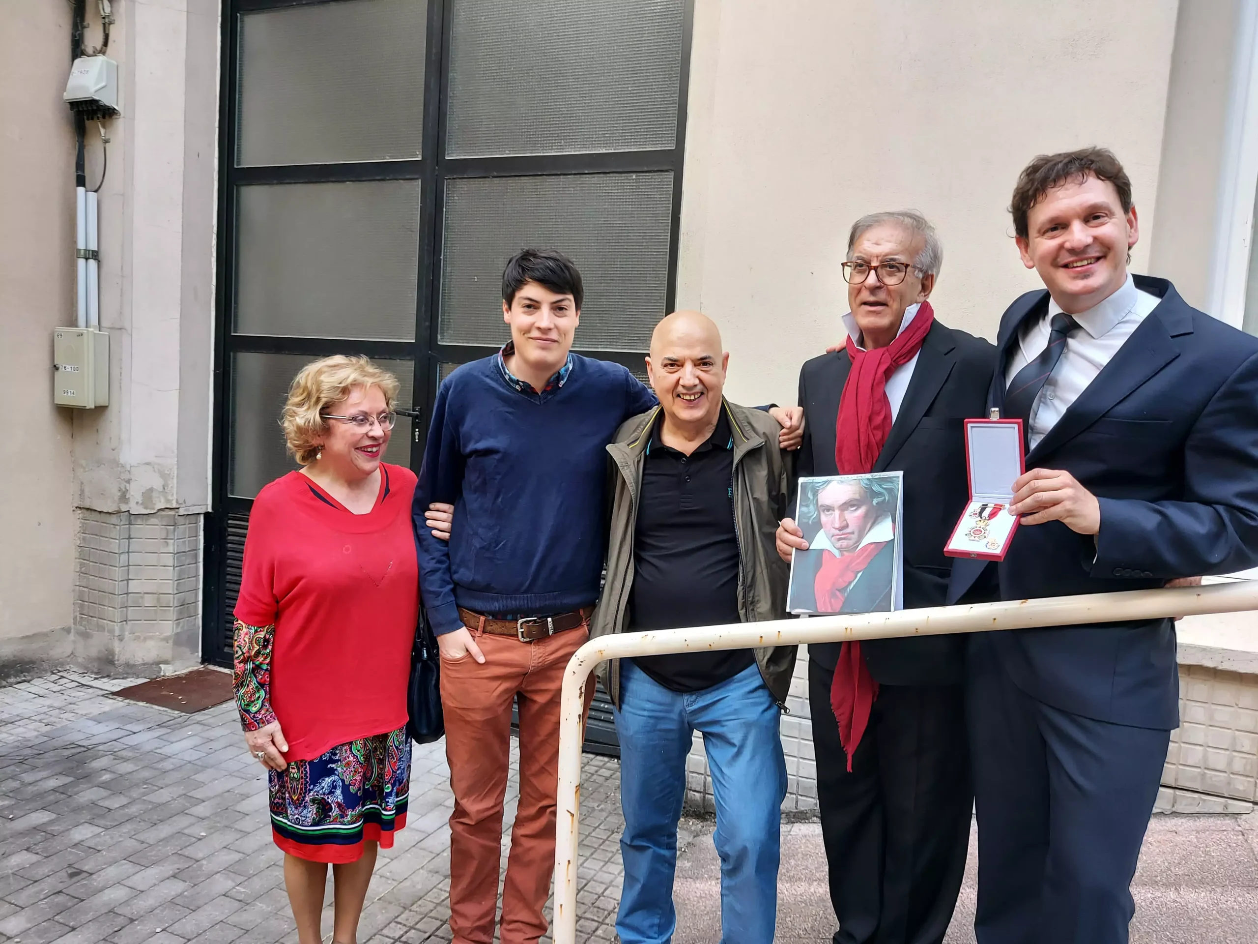 Miembros de la Asociación Histórica Batalla de Vitoria Fotografía: Maribel Arana, Íñigo Montoya, Francisco Góngora, Patxi Viana y Luis Orduña director de la Banda Municipal de Música de Vitoria Gasteiz.